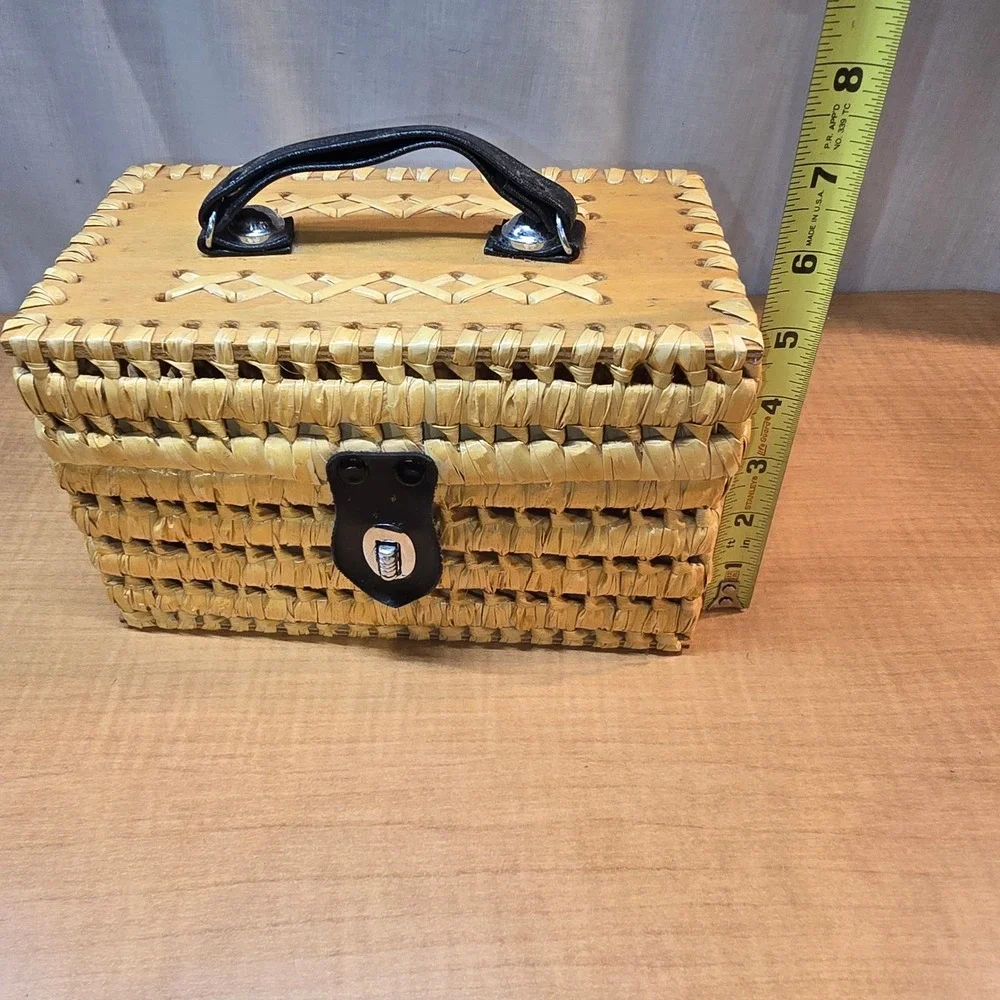 RARE! Vintage‎ Wicker Woven Make-up Cosmetic Case Excellent Condition!